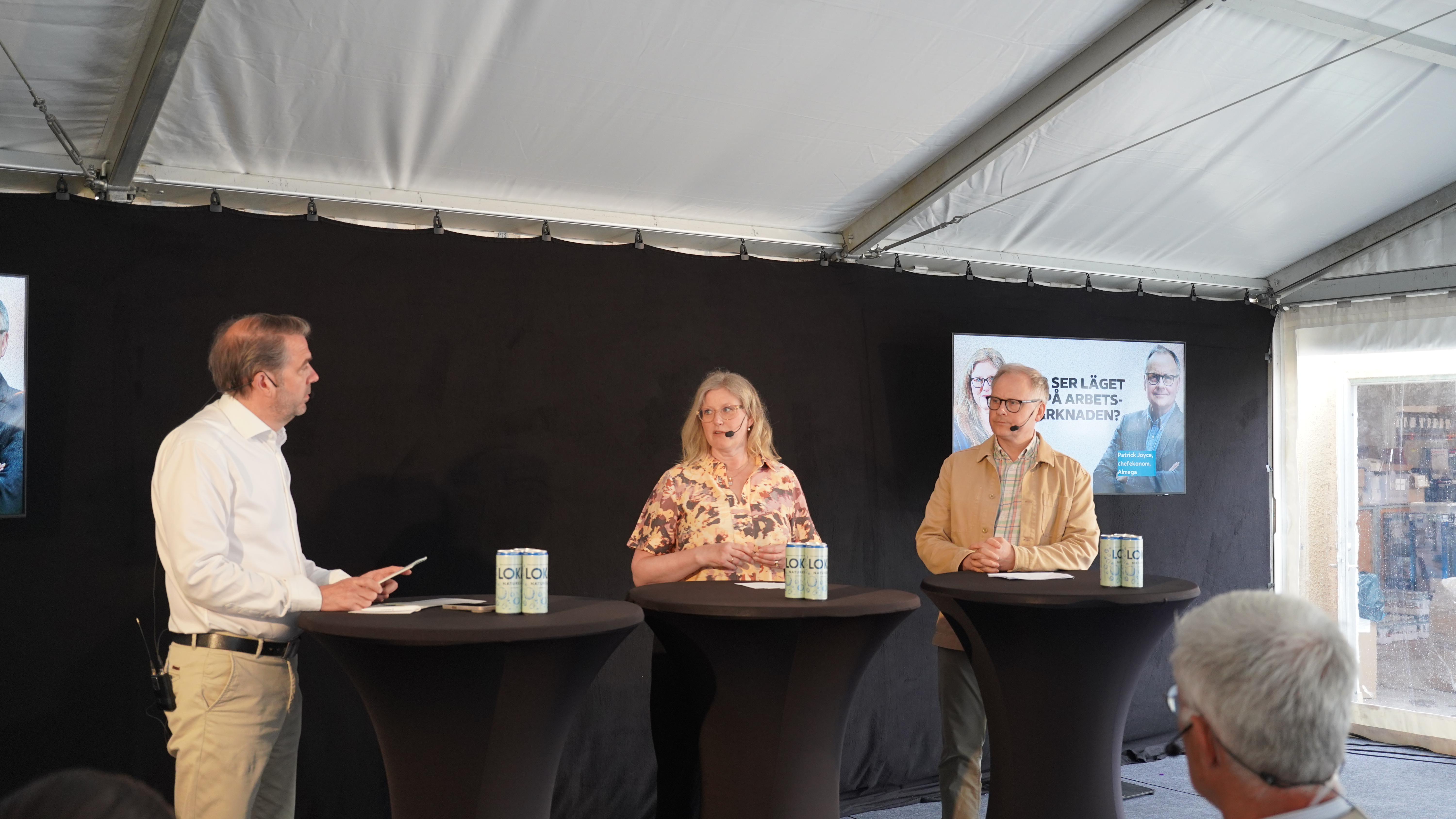 Moderator Johan Grauers, kommunikationschef Gröna arbetsgivare, Emma Terander, arbetsmarknadschef Gröna arbetsgivare, och Patrick Joyce, chefekonom Almega.