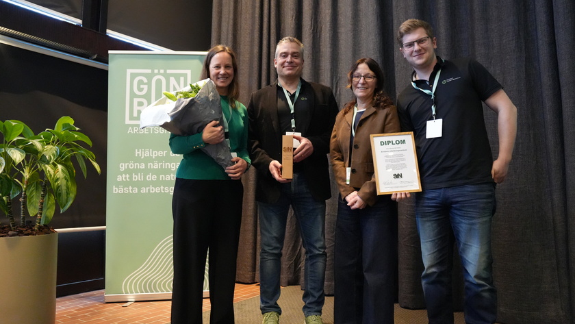 Fia Staffan, Robert Nilsson, Anneli Gunnars och Edvin Karlsson från Älvdalens utbildningscentrum tog emot priset Årets SYN-skola 2025.