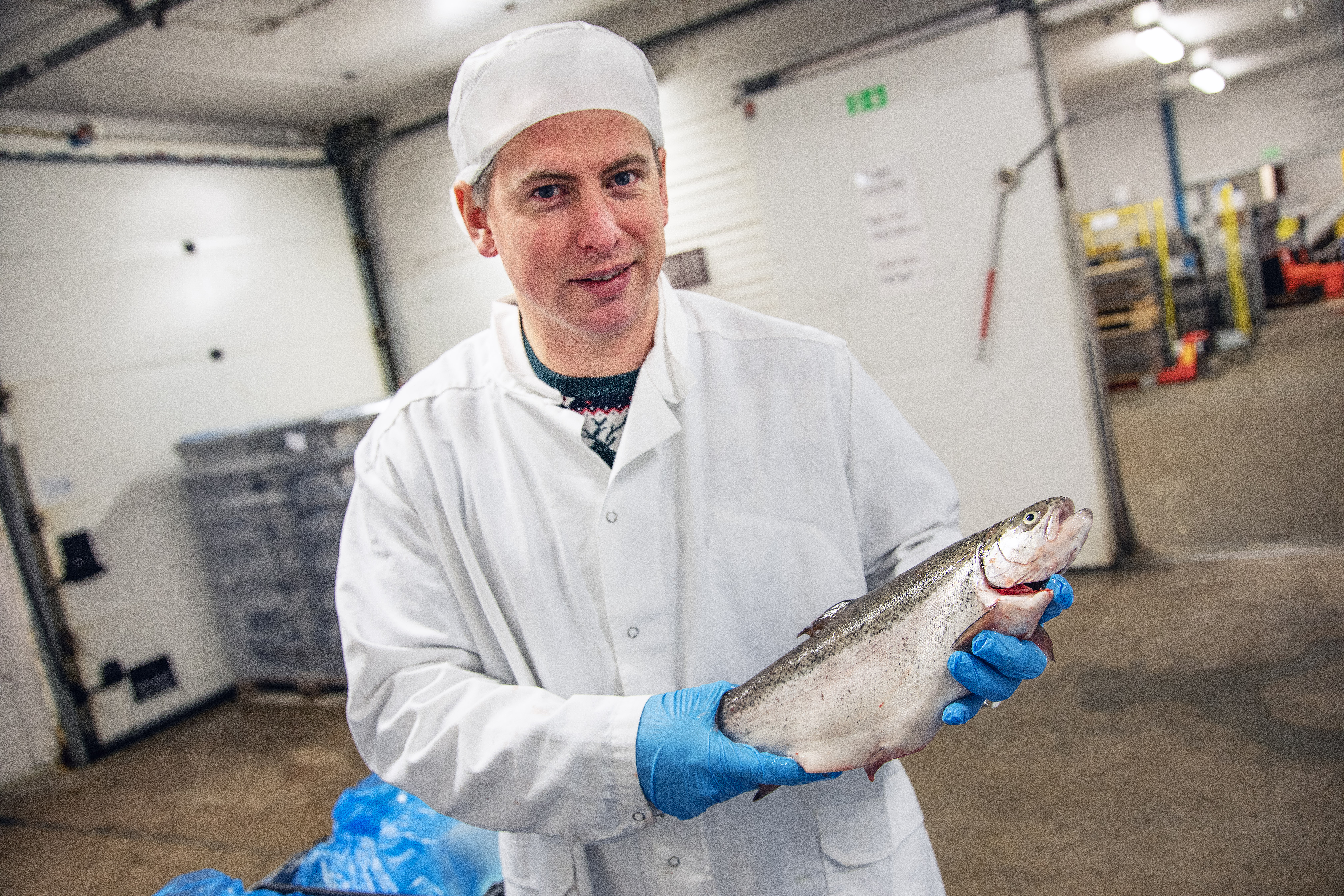 Bild på Emanuel Nygren, vd för Umlax, som håller i en regnbåge.