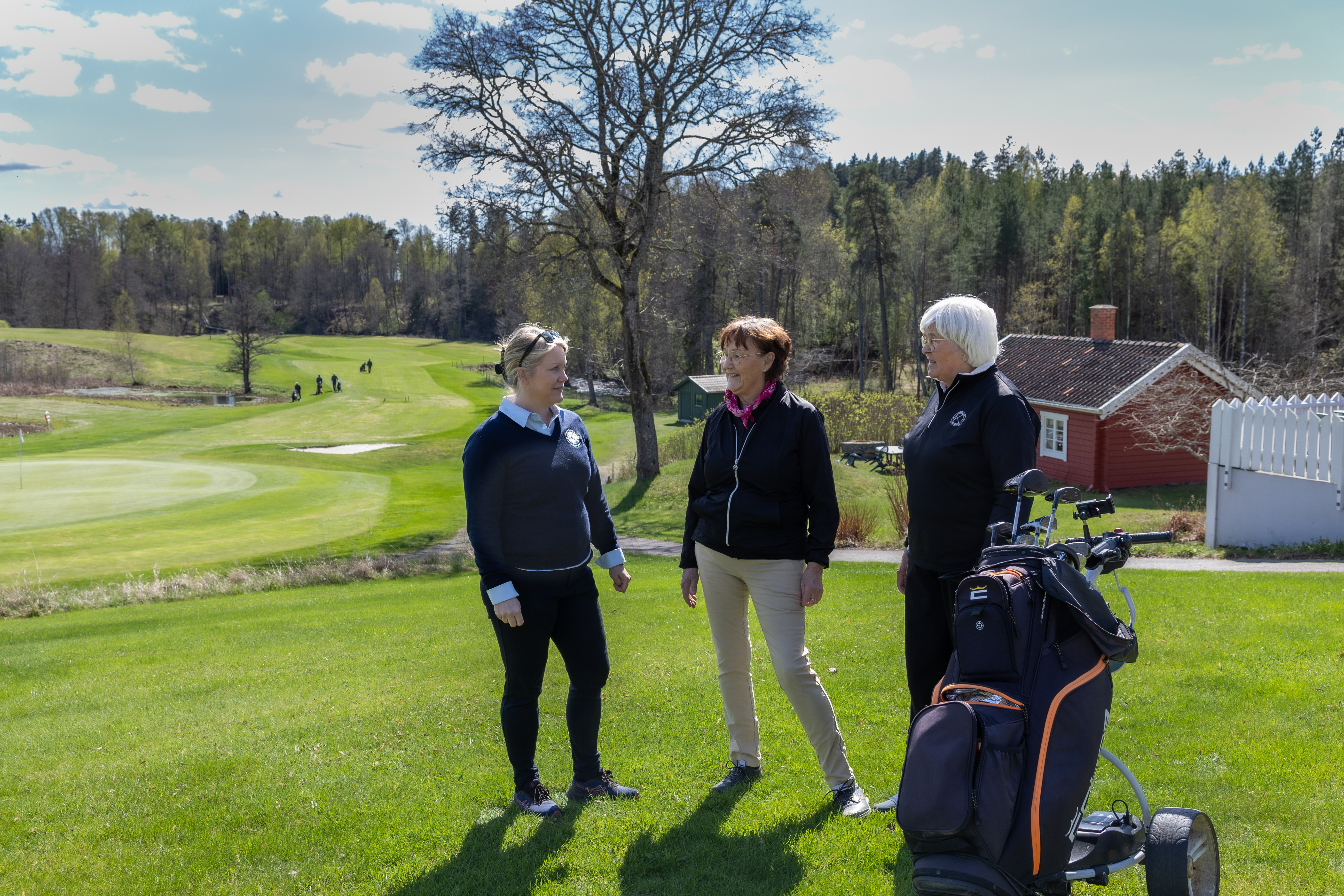 Bild på Lena Björkdahl, klubbchef för Köpings Golfklubb, och golfspelarna Gun Risberg Isaksson och Birgitta Nyhlén.