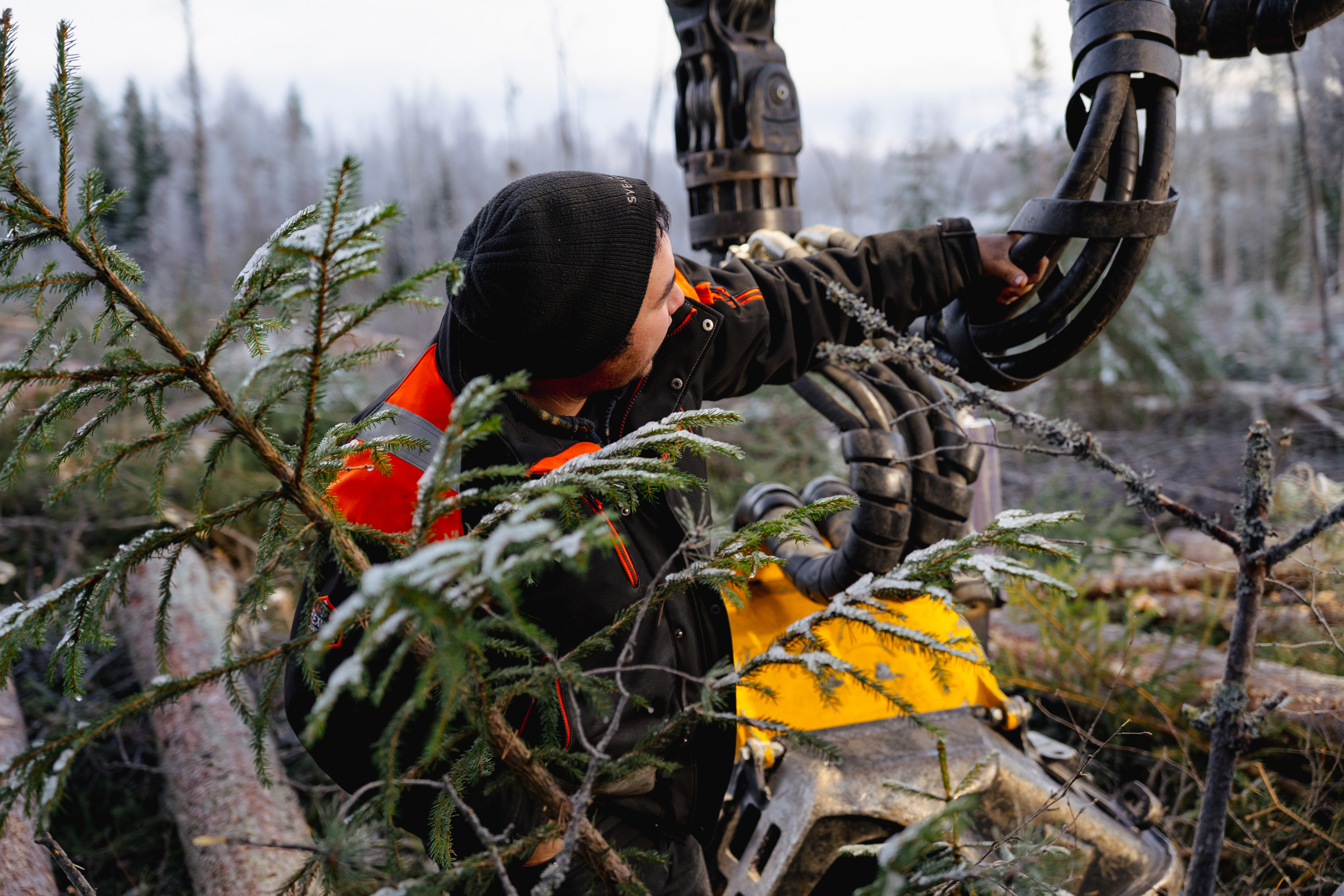 Bild på Andre Bjuhr som kontrollerar om någon slang behöver bytas. 