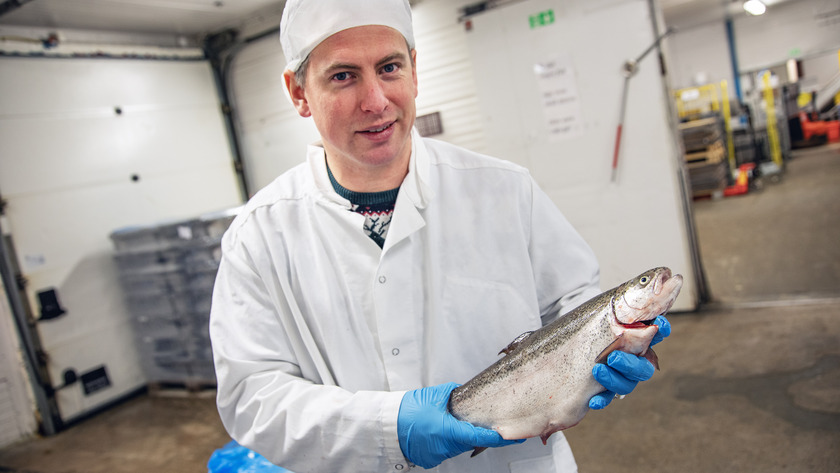 Bild på Emanuel Nygren, vd för Umlax, som håller i en regnbåge.