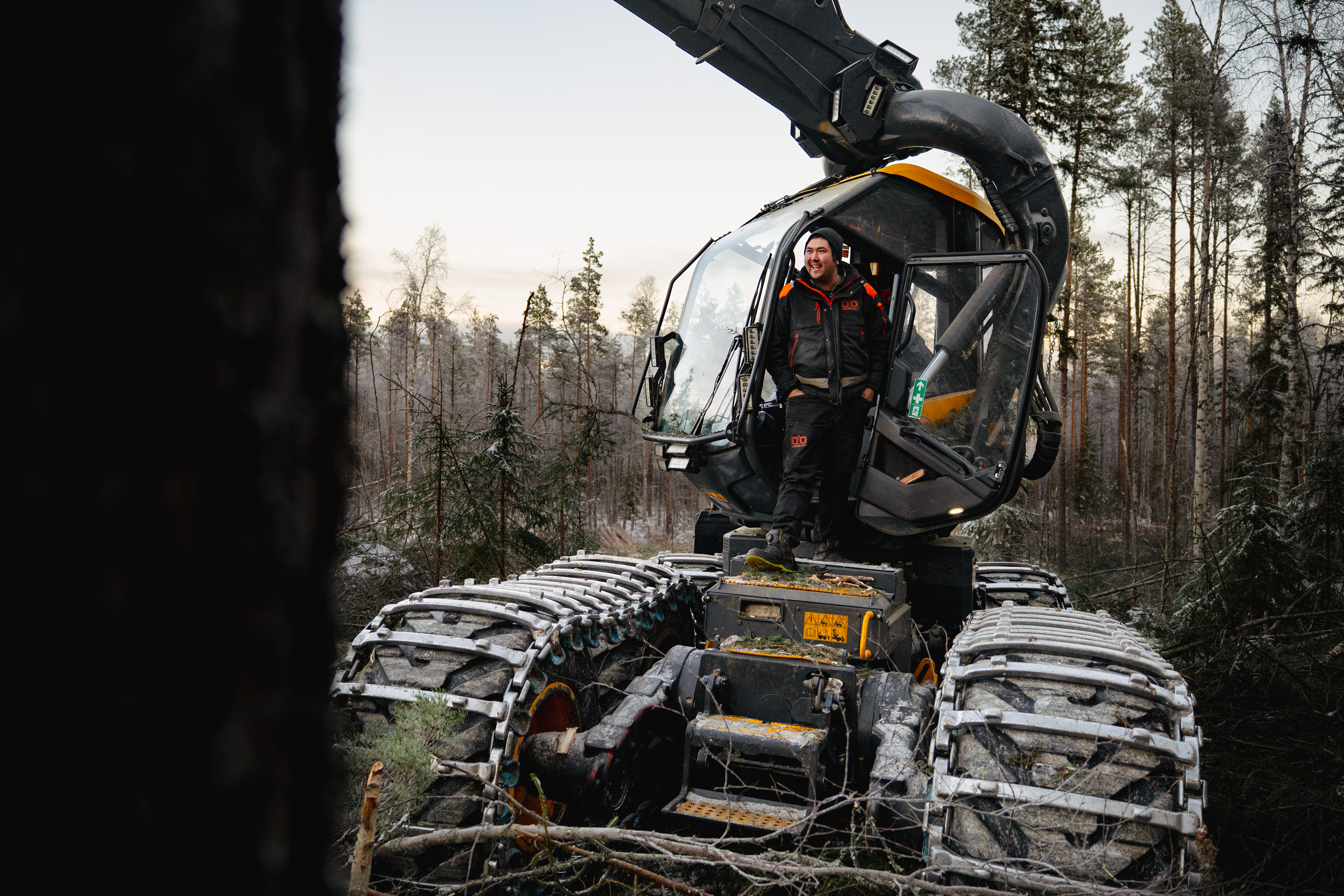 Bild på Andre Bjuhr som kliver ur en skördare.