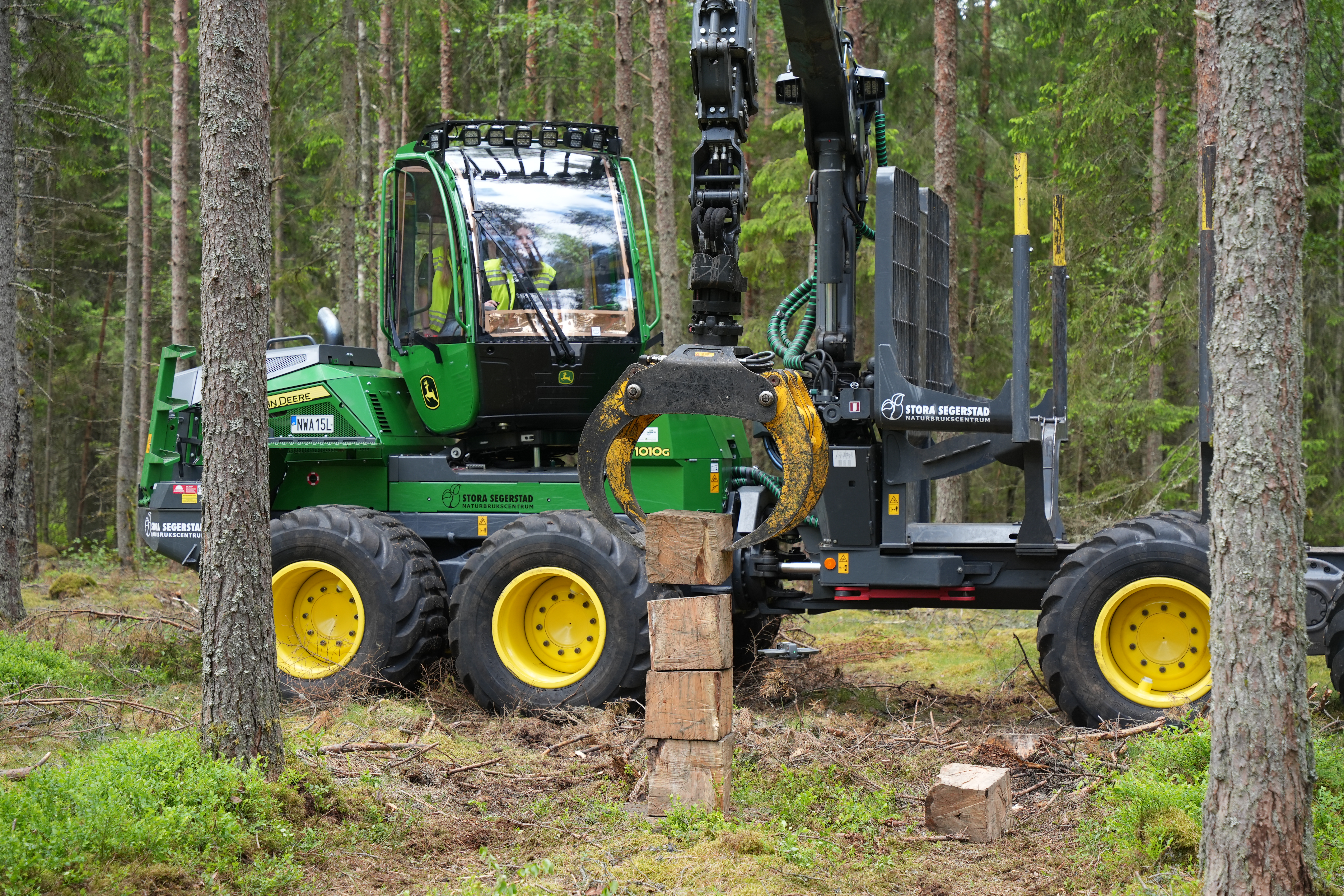 Rebecca Sirberg lägger den fjärde klossen på plats.