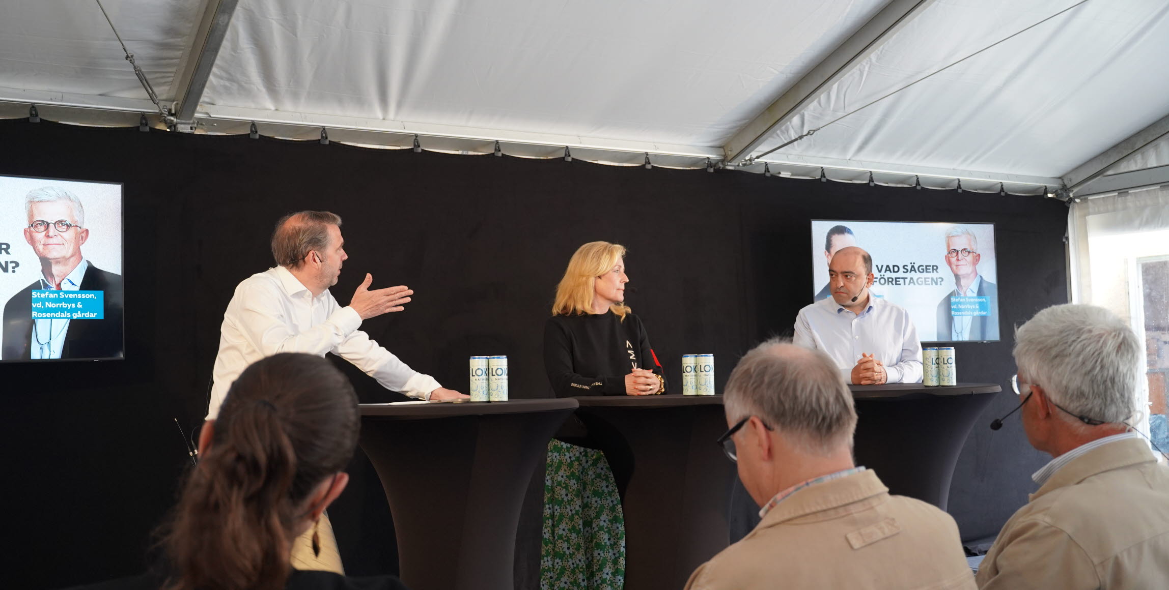 Moderator Johan Grauers, kommunikationschef Gröna arbetsgivare, Elisabeth Thand Ringqvist, riksdagsledamot (C), och Nima Gholam Ali Pour, riksdagsledamot (SD).
