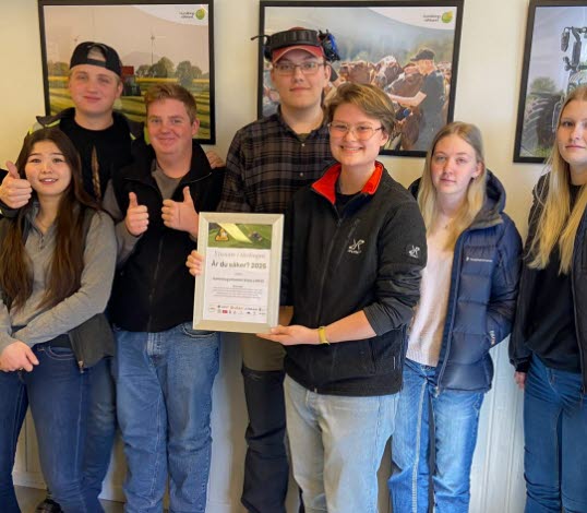 Gruppbild på klass LAN22, elever från vänster till höger: Emelie Karlsson, Tyra Tillmar, Linus Ekhult, Albin Andersson, Arvid Hultberg, Elliot Lindqvist, Isabelle Krantz, Alma Thilly.