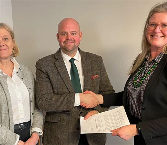 Lena-Liisa Tengblad, vd, Gröna arbetsgivare, Peter Kullgren, landsbygdsminister, och Emma Terander, chef arbetsmarknad på Gröna arbetsgivare.