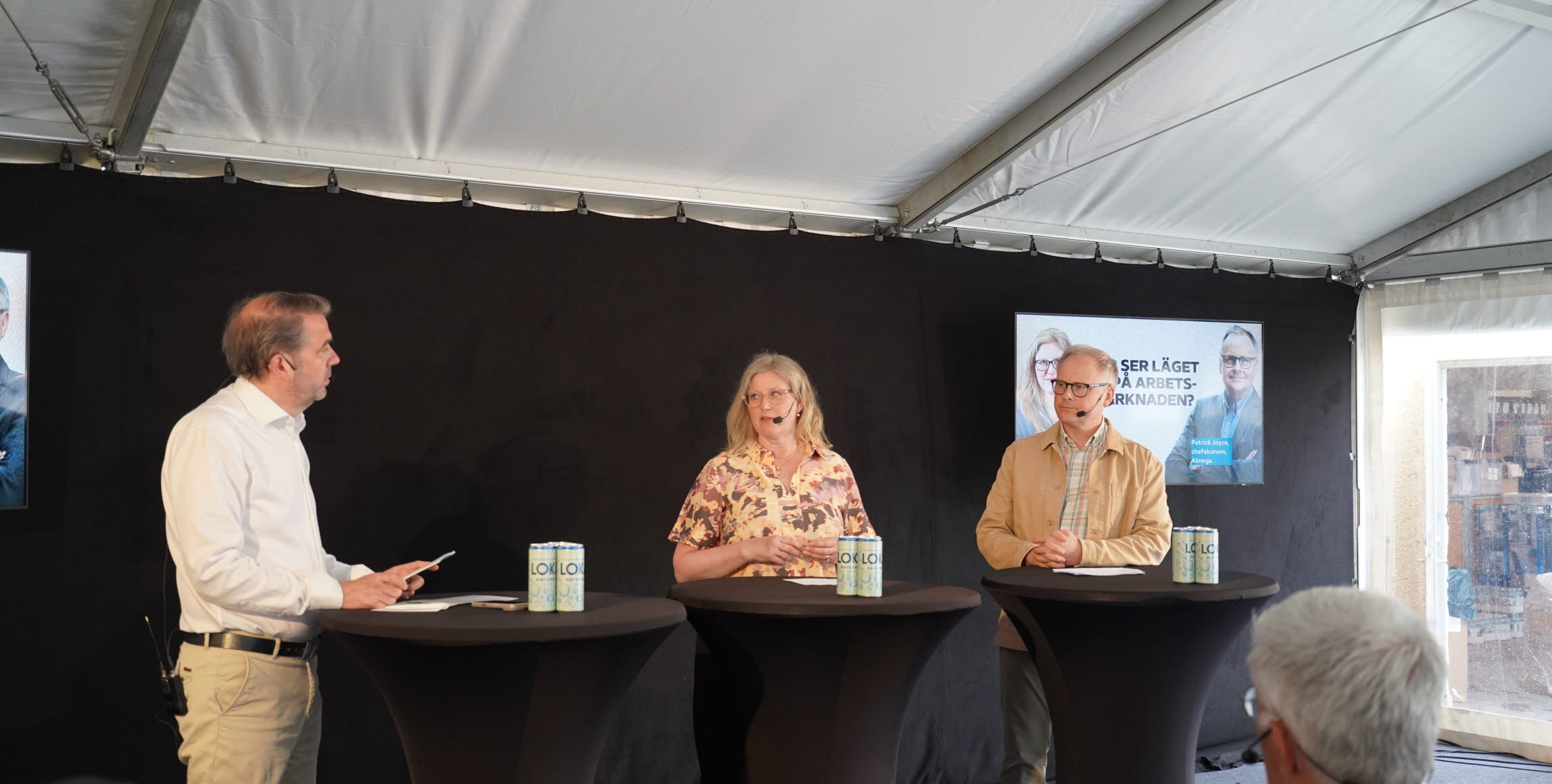 Moderator Johan Grauers, kommunikationschef Gröna arbetsgivare, Emma Terander, arbetsmarknadschef Gröna arbetsgivare, och Patrick Joyce, chefekonom Almega.