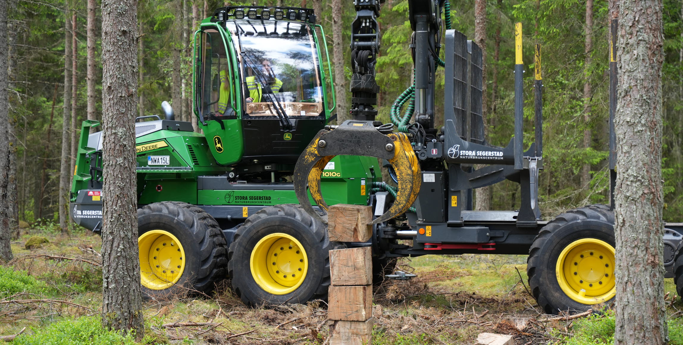 Rebecca Sirberg lägger den fjärde klossen på plats.
