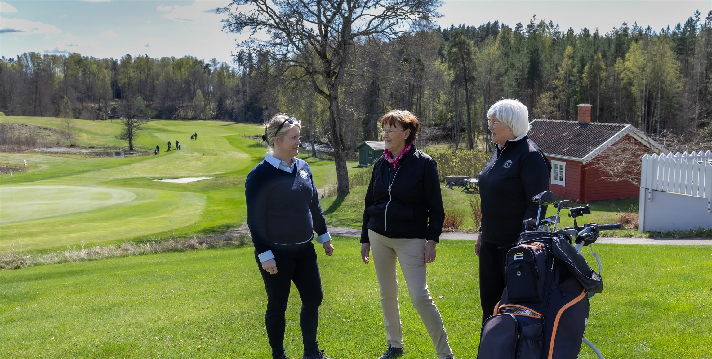 Bild på Lena Björkdahl, klubbchef för Köpings Golfklubb, och golfspelarna Gun Risberg Isaksson och Birgitta Nyhlén.
