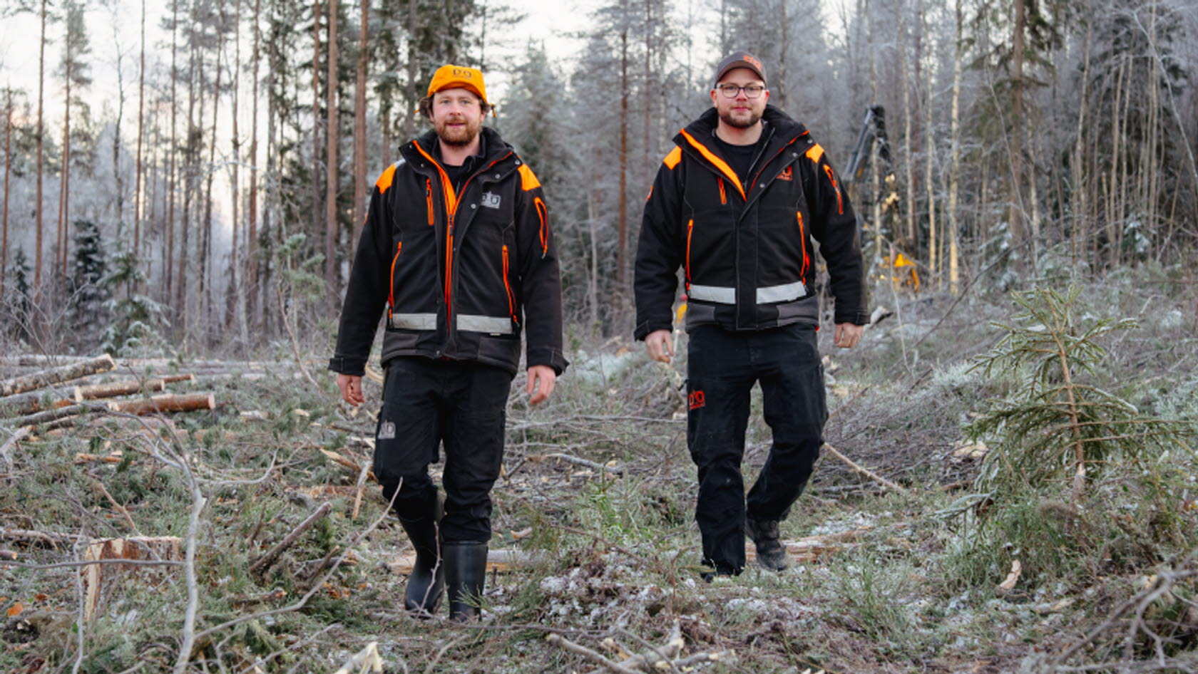 Bild på Didrik och Dennis Nilsson i en skog.
