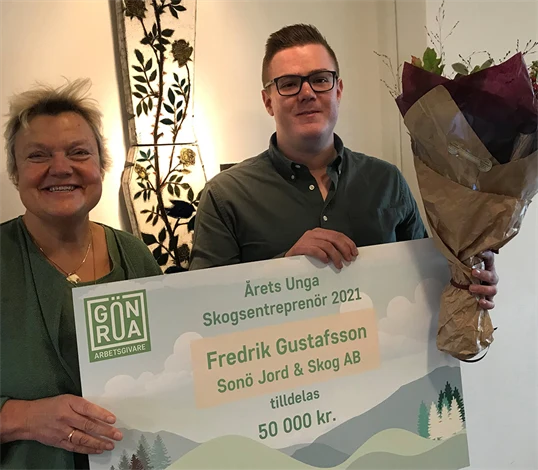 Maud Petri Rådström med vinnaren Fredrik Gustafsson.