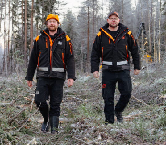 Bild på Didrik och Dennis Nilsson i en skog.