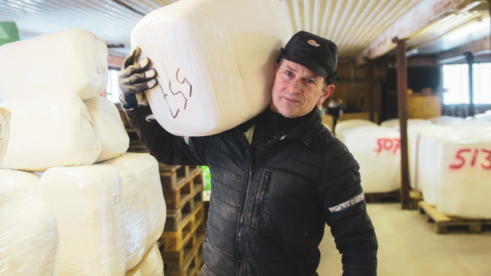 Bild på Nils Söderberg, Helleby Gård, som håller i en bal.