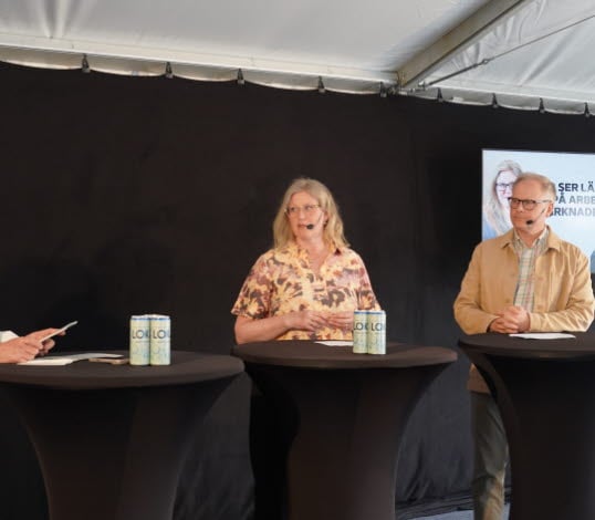 Moderator Johan Grauers, kommunikationschef Gröna arbetsgivare, Emma Terander, arbetsmarknadschef Gröna arbetsgivare, och Patrick Joyce, chefekonom Almega.