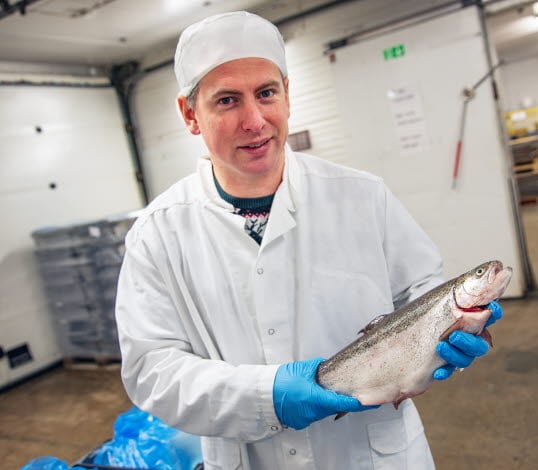 Bild på Emanuel Nygren, vd för Umlax, som håller i en regnbåge.