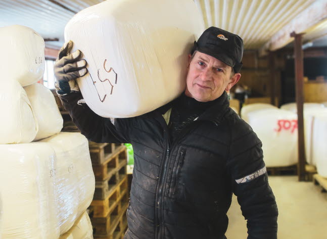 Bild på Nils Söderberg, Helleby Gård, som håller i en bal.