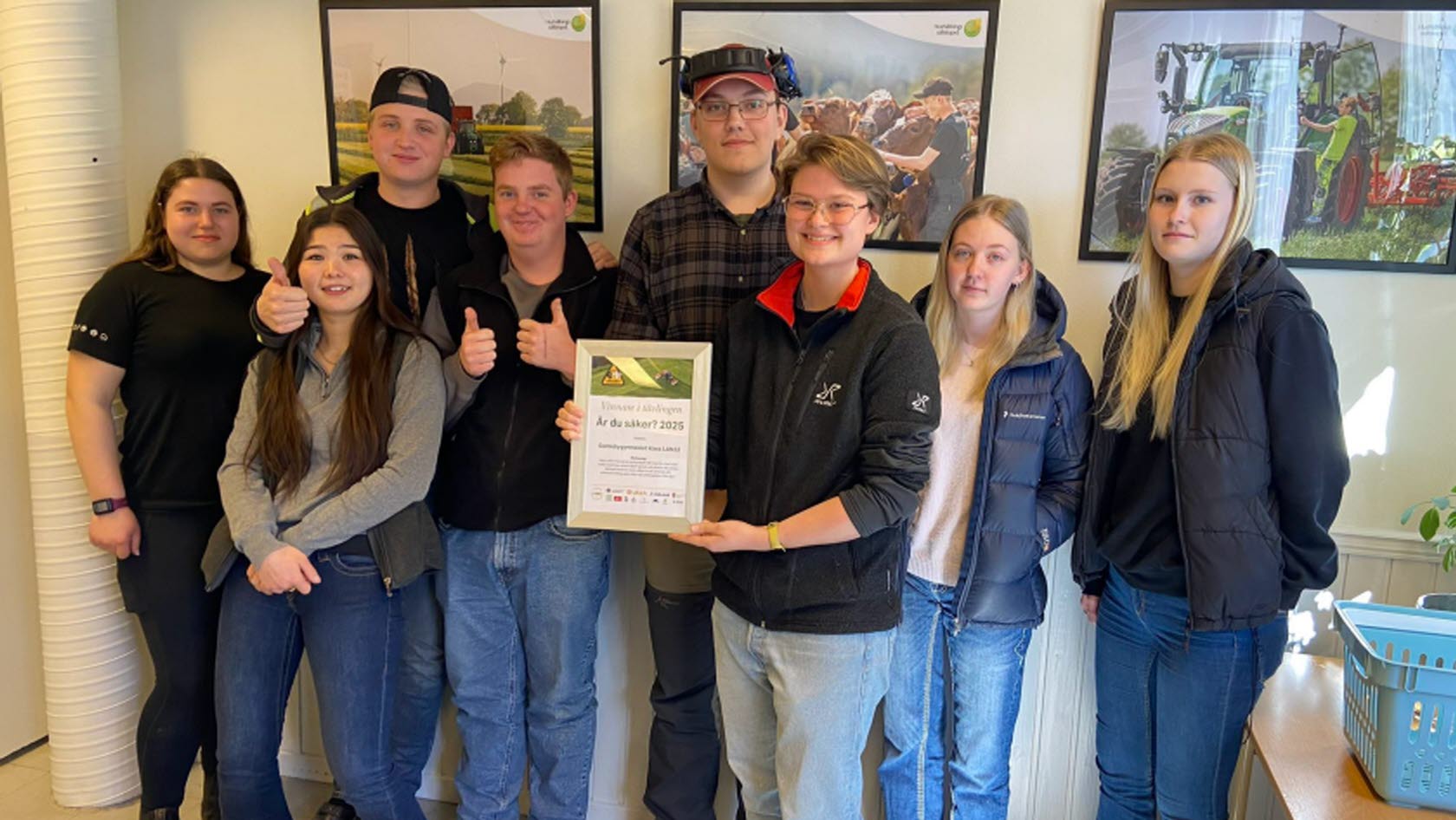 Gruppbild på klass LAN22, elever från vänster till höger: Emelie Karlsson, Tyra Tillmar, Linus Ekhult, Albin Andersson, Arvid Hultberg, Elliot Lindqvist, Isabelle Krantz, Alma Thilly.