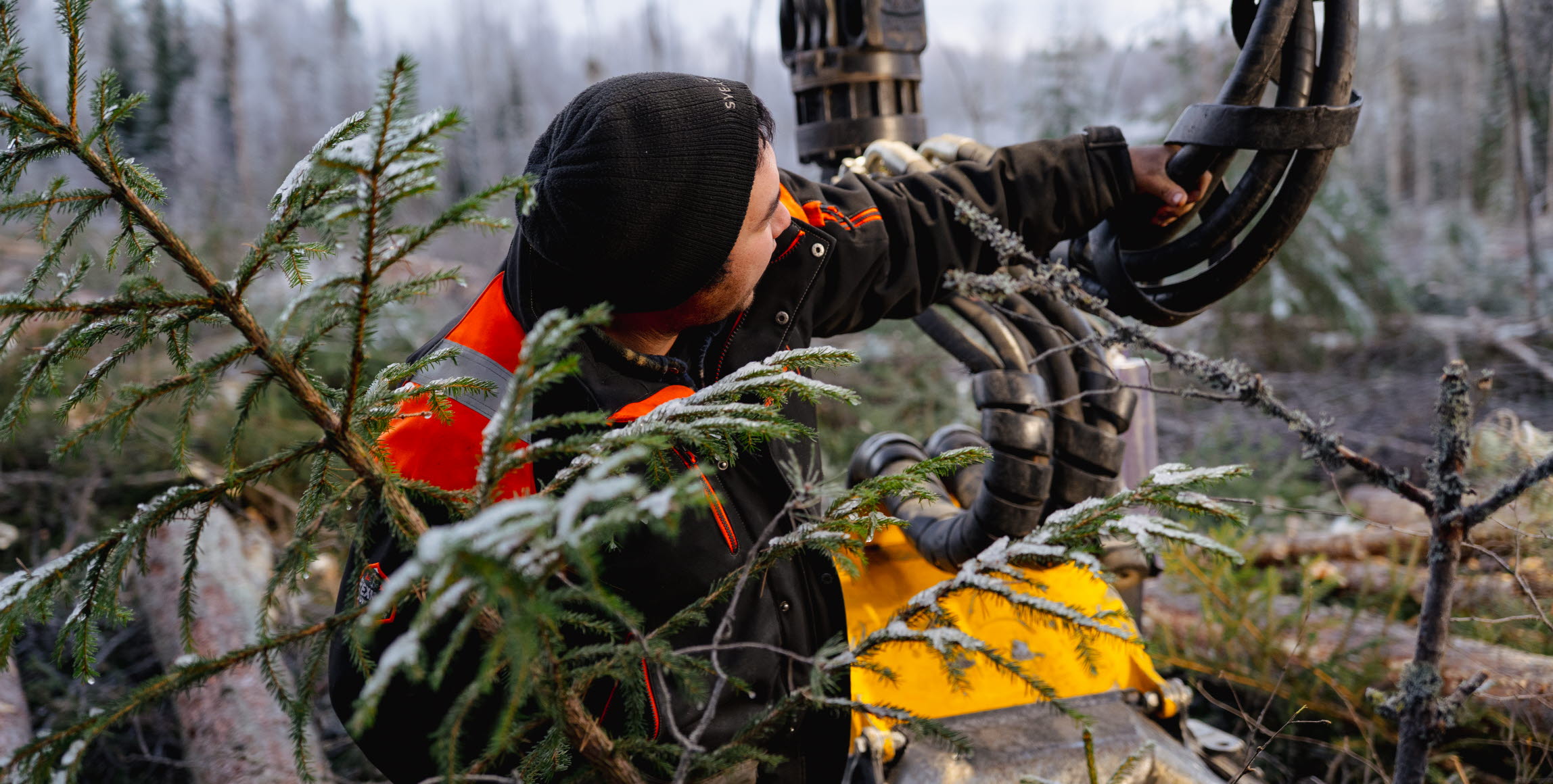Bild på Andre Bjuhr som kontrollerar om någon slang behöver bytas. 