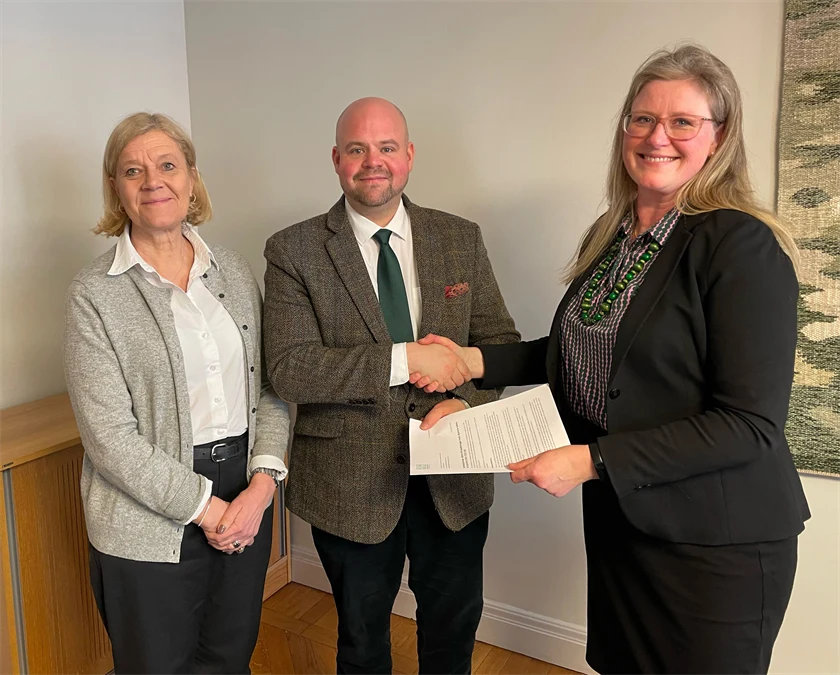 Lena-Liisa Tengblad, vd, Gröna arbetsgivare, Peter Kullgren, landsbygdsminister, och Emma Terander, chef arbetsmarknad på Gröna arbetsgivare.