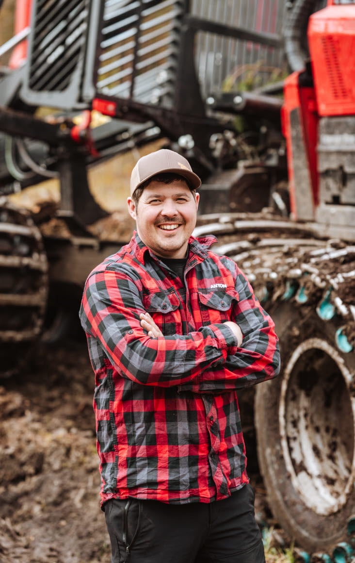 Bild på Anton Folkesson. Bakom honom syns en nyinvesterad skotare.